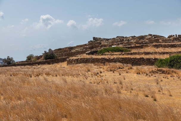 Archaeological Site of Skarkos - early Bronze Age settlement on the Ios island, Cyclades, Greece (en inglés). Es uno de los sitios prehistóricos más importantes del Egeo y especialmente de las Cícladas.. - Foto, imagen