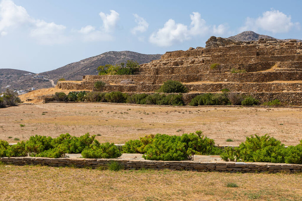 Archaeological Site of Skarkos - early Bronze Age settlement on the Ios island, Cyclades, Greece (en inglés). Es uno de los sitios prehistóricos más importantes del Egeo y especialmente de las Cícladas.. - Foto, imagen