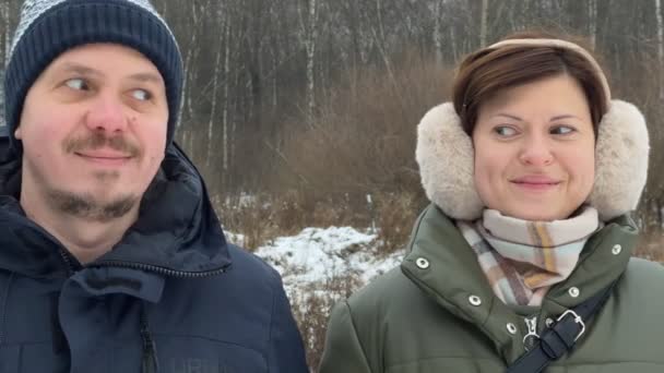 Porträts junger Paare zur Winterzeit im Freien. - Filmmaterial, Video