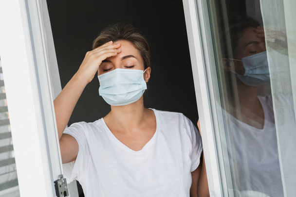 Femme fatiguée avec masque de prévention allant à l'extérieur pour respirer avec un air frais - Photo, image