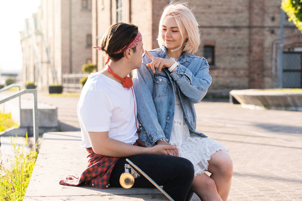 Stylish teenage couple with a longboard during their date in a city - Fotoğraf, Görsel