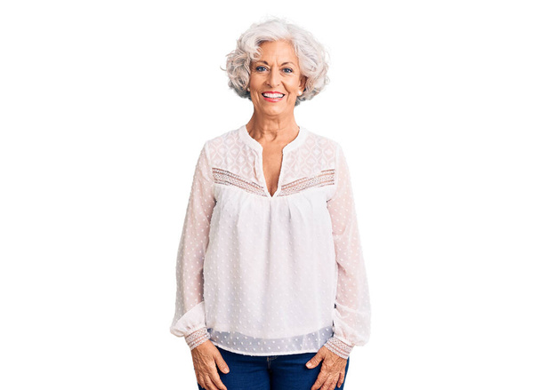 Senior grey-haired woman wearing casual clothes with a happy and cool smile on face. lucky person.  - Foto, afbeelding