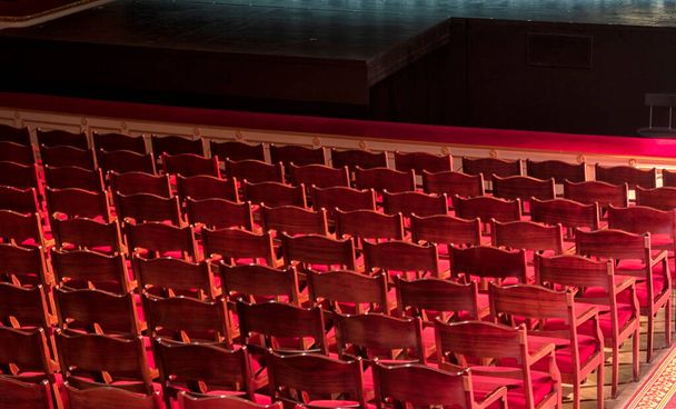 hermoso interior del teatro, sillones suaves en el auditorio, lámparas de araña en el vestíbulo. - Foto, Imagen