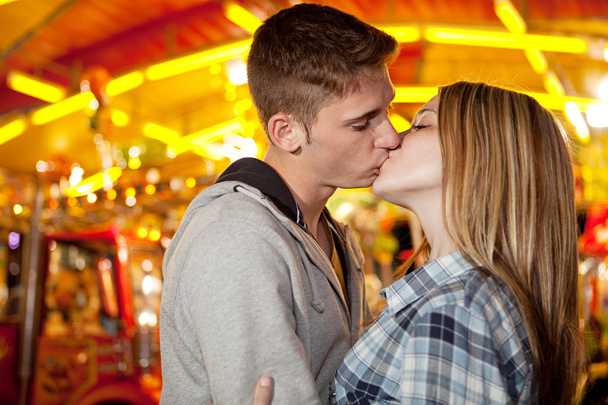 Couple debout près du carrousel
 - Photo, image