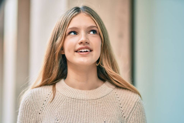 Belle adolescente caucasienne souriante heureuse debout à la ville. - Photo, image