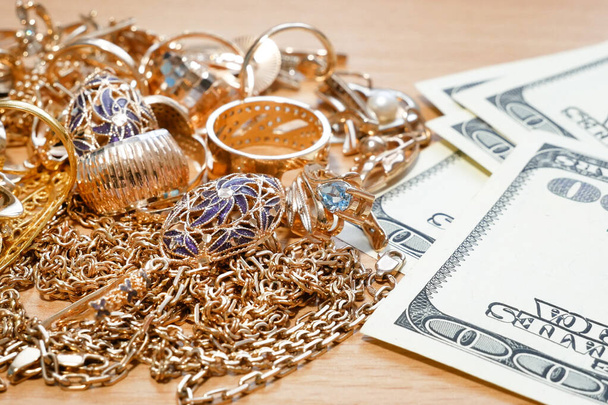 de nombreux bijoux en or et argent et de l'argent, concept de prêteur sur gages, concept de bijouterie - Photo, image