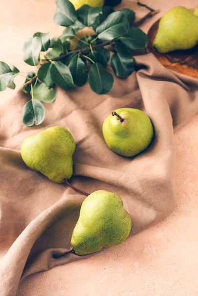 Peras frescas maduras en la mesa - Foto, imagen