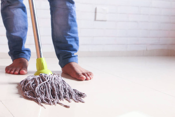 limpieza baldosas piso con fregona  - Foto, imagen