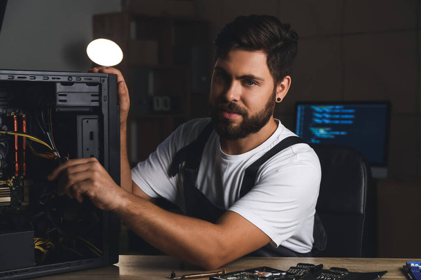 Techniker repariert Computer im Service Center - Foto, Bild