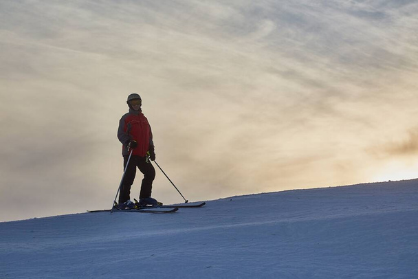 Skier against glowing sky - Foto, Bild