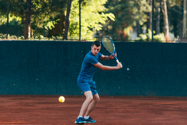 Ammattimainen varustettu mies tennispelaaja pelaajan kova tennispallo rystylyönti - Valokuva, kuva