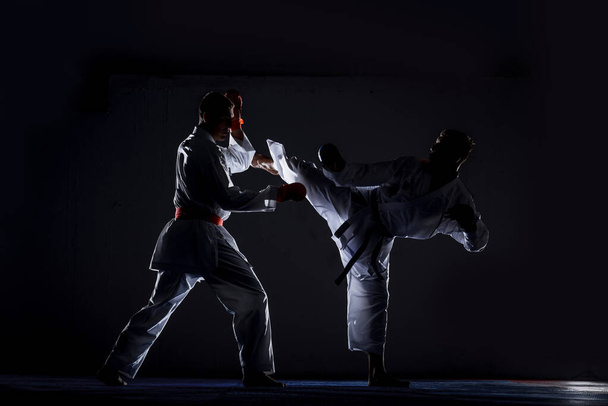 Karate muž, bojovník nebo sportovec, bosý v kimonu, v obleku, s tréninkem černého pásu - Fotografie, Obrázek