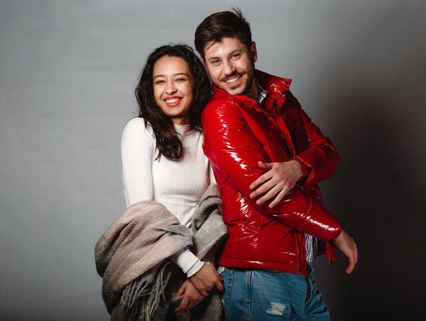 Estudio de moda toma de una joven pareja de moda posando juntos - Foto, Imagen