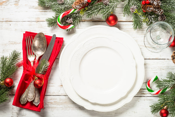 Apparecchiatura della tavola di Natale con decorazioni natalizie al tavolo di legno bianco. - Foto, immagini