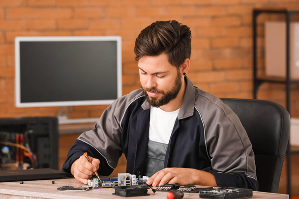 Techniker repariert Computer im Service Center - Foto, Bild
