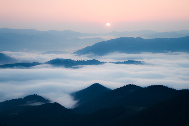 ridge hegyek, ködös reggel - Fotó, kép