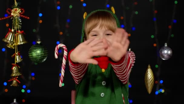 Chica en Navidad elfo Santa ayudante traje saludando saludos con la mano. Hola, hola, gesto de saludo. - Imágenes, Vídeo