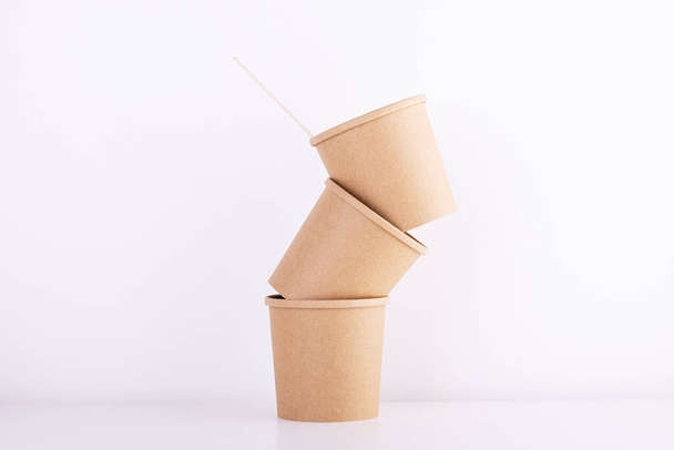 Zero waste, eco-friendly, disposable, cardboard, paper tableware. the concept of purity of the planet earth. - Φωτογραφία, εικόνα