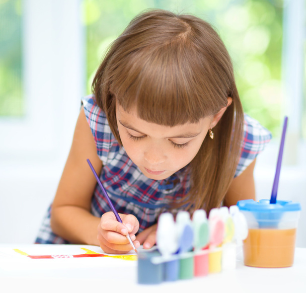 Little girl is painting with gouache - 写真・画像