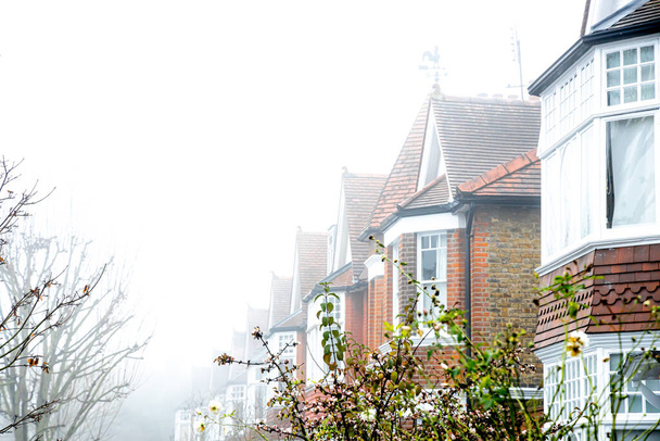 Πυκνή ομίχλη στο προάστιο Chiswick του Λονδίνου στο δυτικό τμήμα της πόλης, Αγγλία, Ηνωμένο Βασίλειο - Φωτογραφία, εικόνα