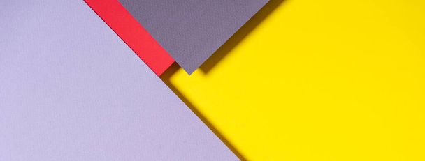 Streszczenie geometrycznego tła papieru w kolorach żółtym, czerwonym i szarym. Widok z góry - Zdjęcie, obraz