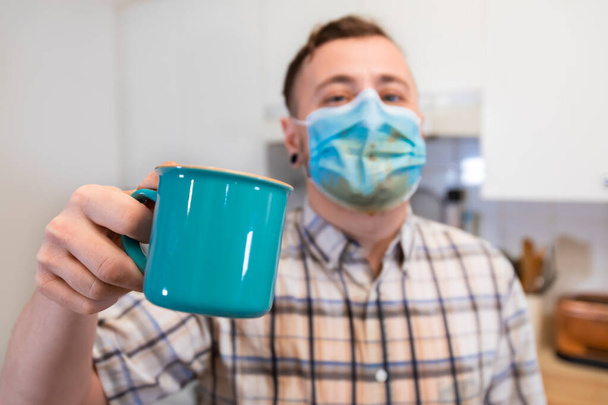 Coronavirus güvenlik maskesi ve sabah kahvesi. - Fotoğraf, Görsel