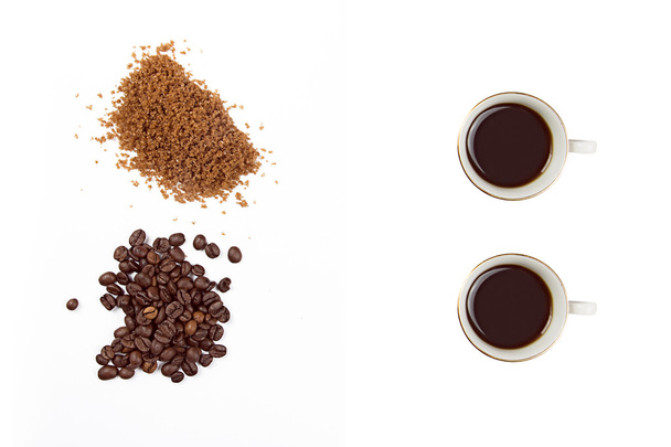 Pražená káva a hnědý cukr izolovaných na bílém - Fotografie, Obrázek
