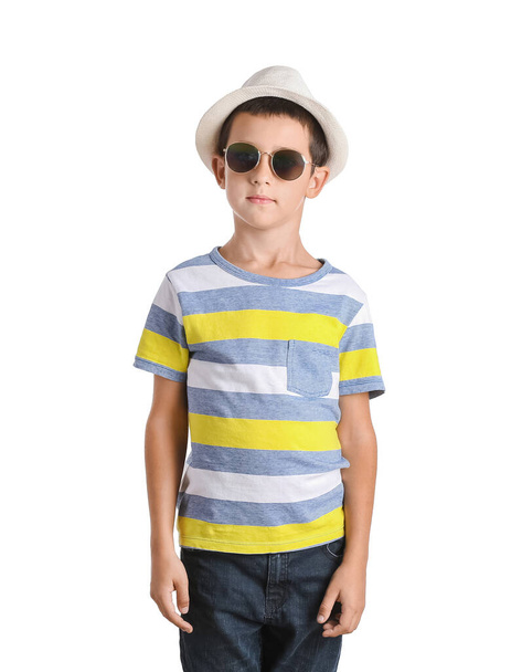 carino ragazzo indossando elegante occhiali da sole contro bianco sfondo - Foto, immagini