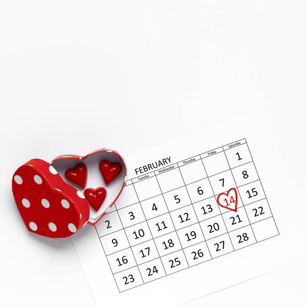 14 lutego szablon kalendarza ze słodyczami w kształcie serca. Płaska makieta, widok z góry. Koncepcja Walentynek - Zdjęcie, obraz