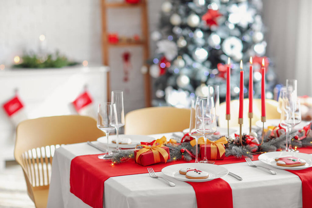 Красива обстановка столу з різдвяними прикрасами у вітальні
 - Фото, зображення