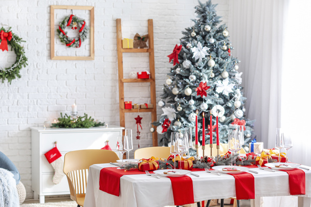 Beautiful table setting with Christmas decorations in living room - Valokuva, kuva