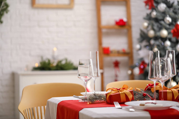 Красивая сервировка стола с рождественскими украшениями в гостиной - Фото, изображение