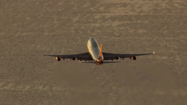 Aviones de visión aérea al atardecer con rastros de vapor LA - Imágenes, Vídeo
