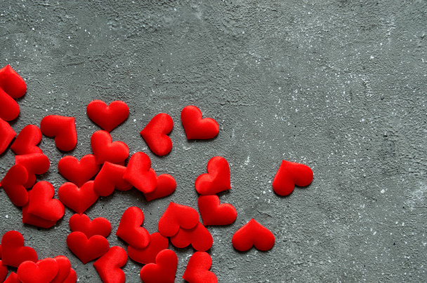 Valentýnská pohlednice. Milostný koncept na Den matek a Valentýna. Šťastný Valentýn srdce: červená srdce na vinobraní betonu šedé pozadí. - Fotografie, Obrázek