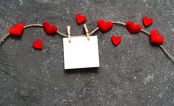 Поштова листівка з валентинами. Любовна концепція для матерів день і день валентинок. Щасливі серцем валентинки: червоні серця на старовинному бетонному сірому тлі. - Фото, зображення