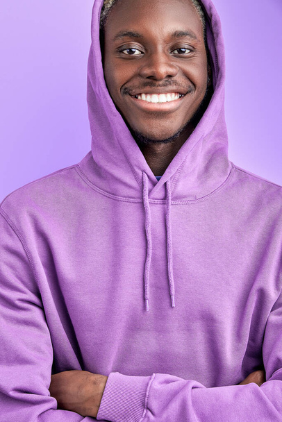 funny dark skinned male model in purple pullover posing - Foto, Imagen