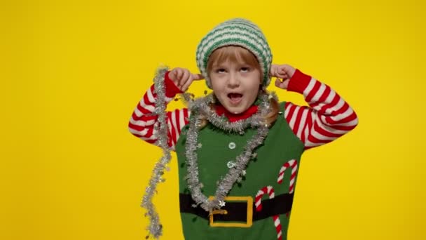 Menina no elfo de Natal Fato de Papai Noel cobrindo orelhas, gestos Não, evitando conselhos, ignorando - Filmagem, Vídeo