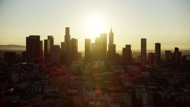 Luchtfoto bij zonsopgang centrum van Los Angeles wolkenkrabbers - Video
