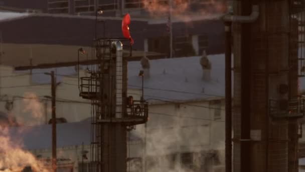 Antenni auringonlasku näkymä Los Angeles jalostamo teräs torni - Materiaali, video