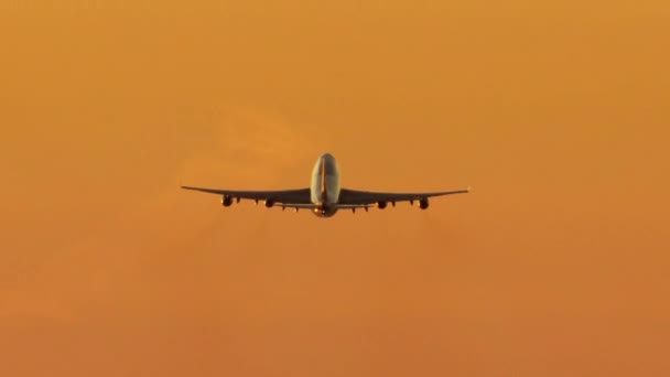 Αεροφωτογραφία επιβατικό αεροπλάνο που πετά το ηλιοβασίλεμα του Λος Άντζελες - Πλάνα, βίντεο