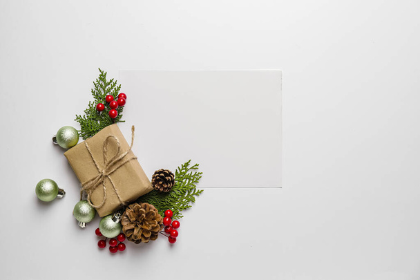 Όμορφη Χριστουγεννιάτικη σύνθεση με λευκή κάρτα σε λευκό φόντο - Φωτογραφία, εικόνα