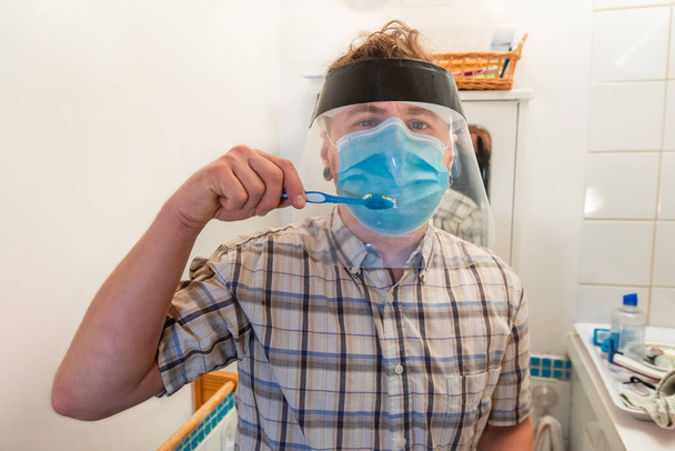 Living with coronavirus safety mask and visor - Foto, Bild