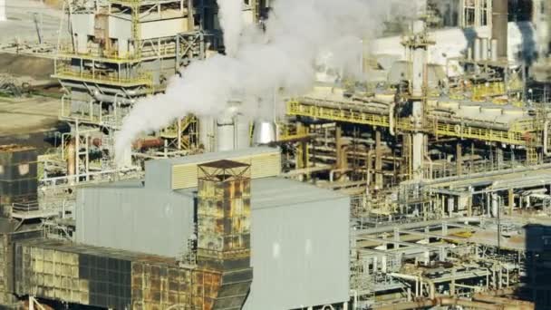 Luchtfoto schoorsteenemissies olieraffinaderij Los Angeles - Video