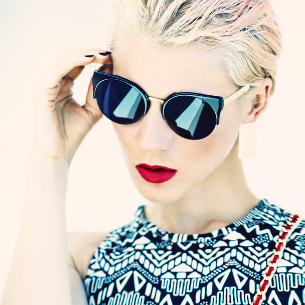 Fashion photo of girl in stylish glasses - Foto, afbeelding
