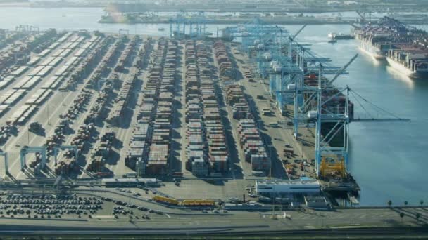 Widok z lotu ptaka Terminal Island Port w Los Angeles - Materiał filmowy, wideo