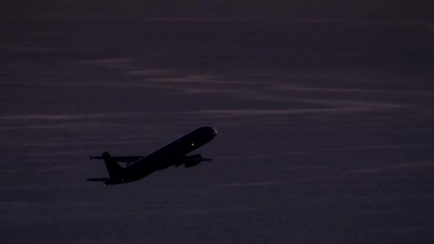 Letecký pohled osobní letadlo odlétající z letiště v Los Angeles - Záběry, video