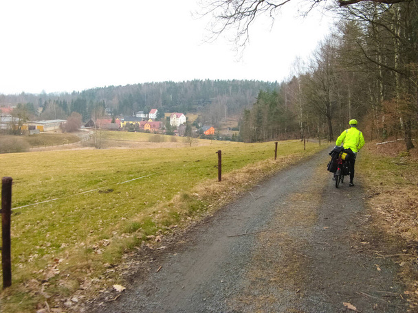 Szlak rowerowy w Saksonii na Górnych Łużycach wiosną. Saksońska Szwajcaria, Saksonia, Niemcy, Europa zimą lub wiosną - Zdjęcie, obraz