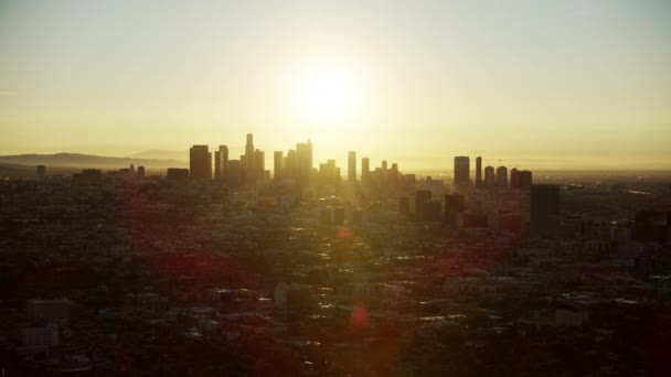 Luchtfoto zonsopgang uitzicht centrum Los Angeles stedelijke buurt - Video