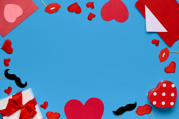 Ystävänpäivä banneri malli punainen kirjekuori, Ystävänpäivä lahja, huulet sisustus sinisellä taustalla kopioi tilaa. Top view, tasainen lay - Valokuva, kuva