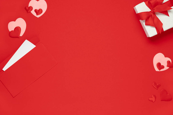 Sevgililer Günü şablonu. Hediye kutusunun üst görüntüsü ve kırmızı arka plan kalpleri. Düz kartpostal - Fotoğraf, Görsel
